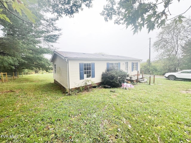 view of front facade featuring a front lawn