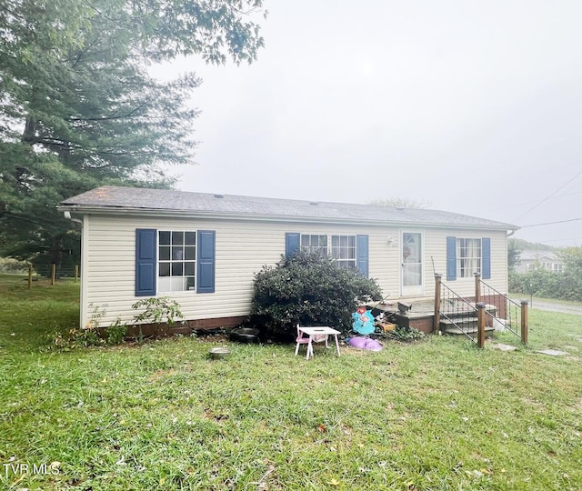 view of front of home featuring a front yard