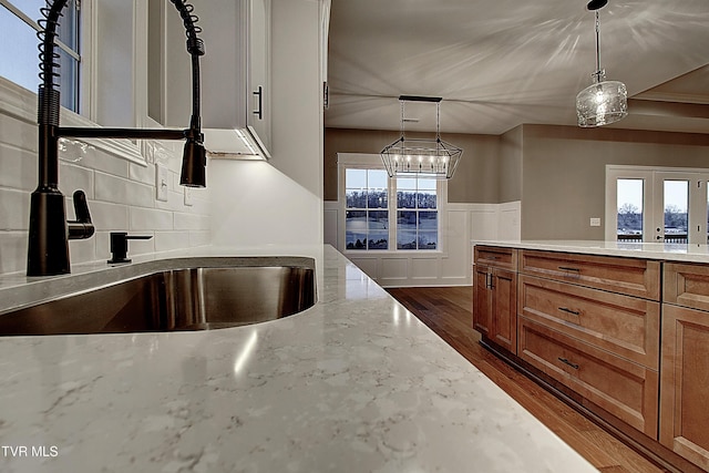 kitchen with plenty of natural light, sink, and decorative light fixtures