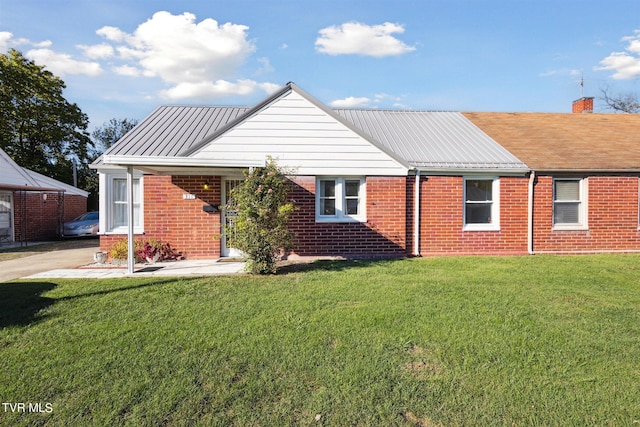 view of front of home featuring a front yard