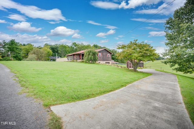 view of front of house featuring a front lawn