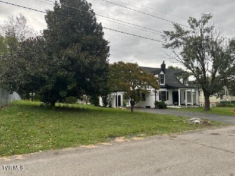 view of front of house with a front lawn