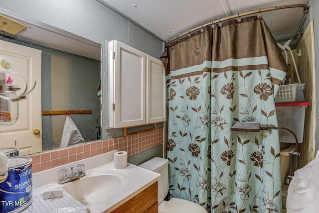 bathroom with toilet, vanity, a shower with curtain, tasteful backsplash, and a textured ceiling