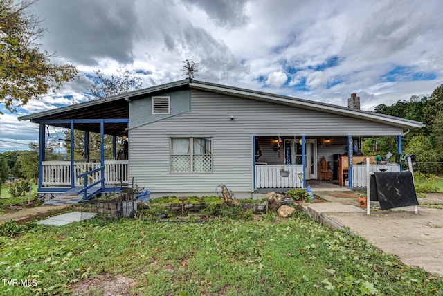 view of front of house featuring a front lawn and covered porch