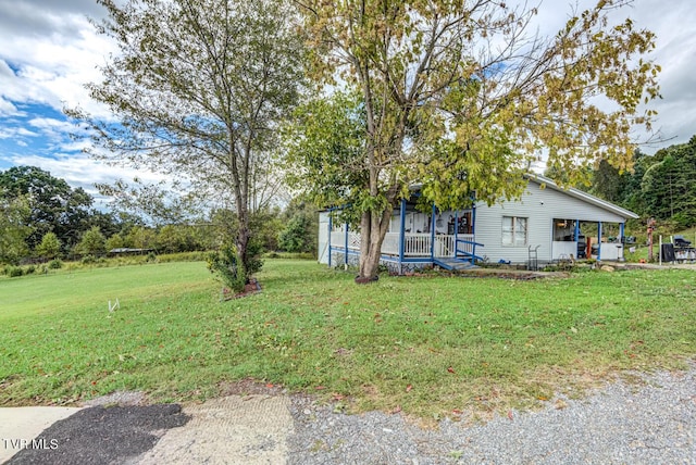 view of front of property featuring a front lawn and a porch