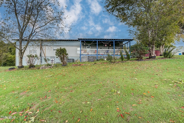 view of front of home featuring a front yard