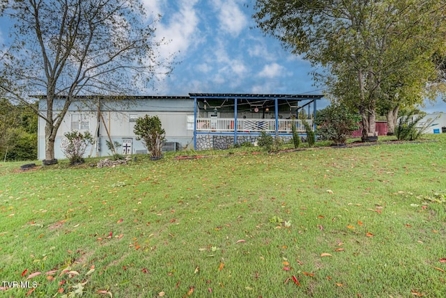 view of front of property featuring a front lawn