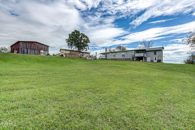 view of yard with an outdoor structure