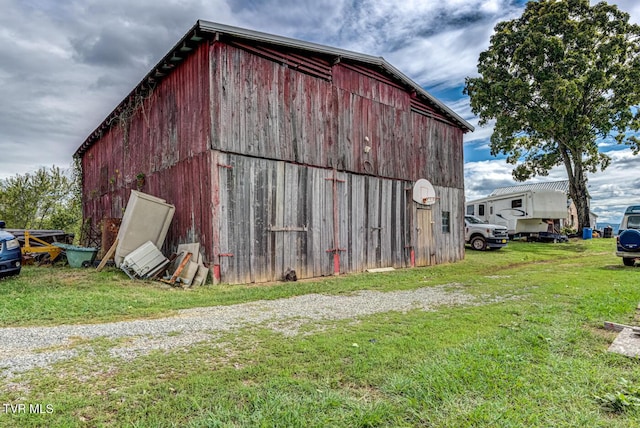 view of barn with a yard