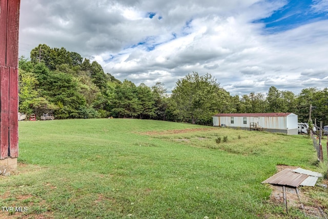 view of yard featuring an outbuilding