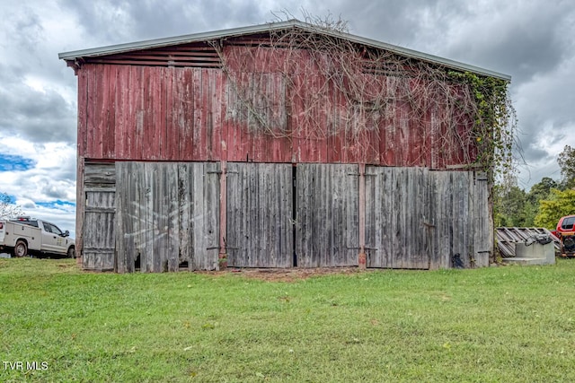 view of barn featuring a yard