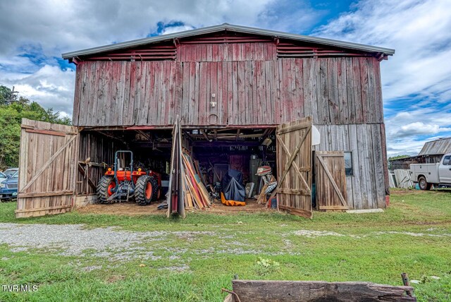 view of outdoor structure with a yard