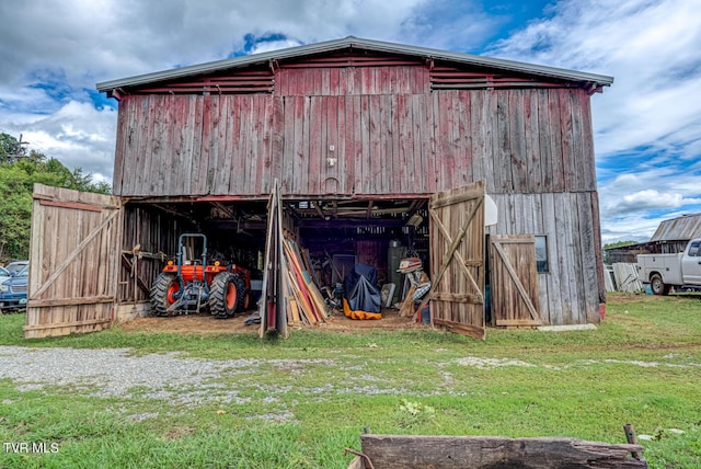 view of barn featuring a lawn