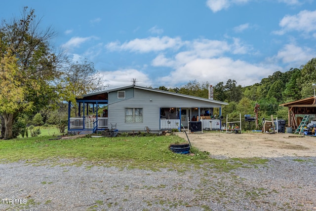 view of front of property featuring a front yard and covered porch