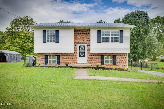 bi-level home featuring a front lawn