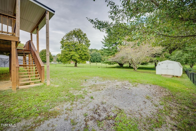 view of yard featuring a storage unit