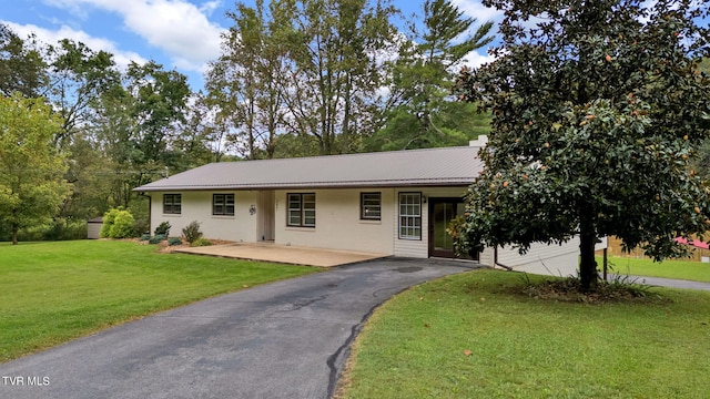 single story home with a front yard