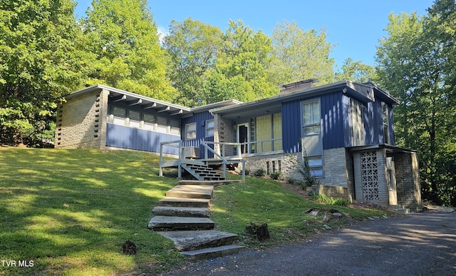 view of front of property with a front yard