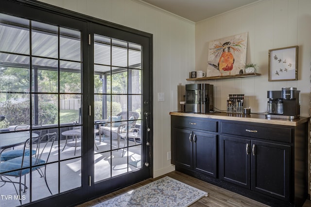 entryway featuring dark wood finished floors and crown molding