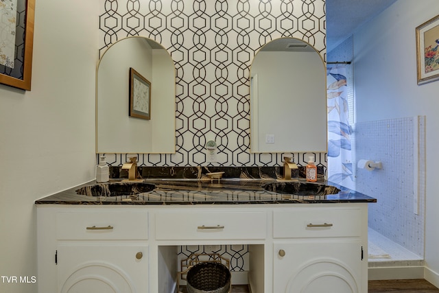 bathroom featuring a shower, hardwood / wood-style floors, vanity, and a textured ceiling