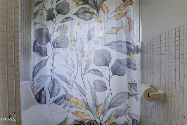 full bath with a shower with curtain
