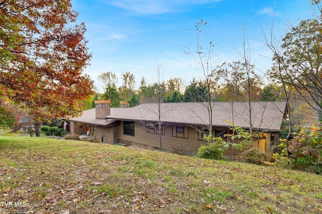 back of house featuring a lawn