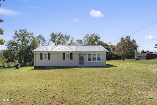 single story home featuring a front lawn