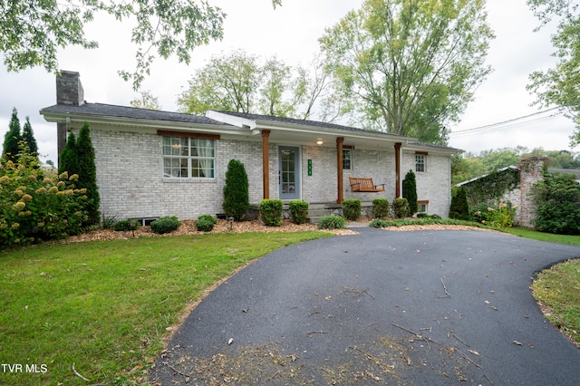 ranch-style home featuring a front lawn