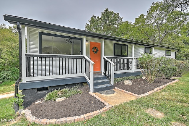 view of front of property with a front lawn and covered porch