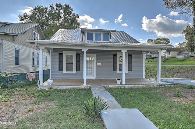 view of front facade featuring a front lawn and a porch