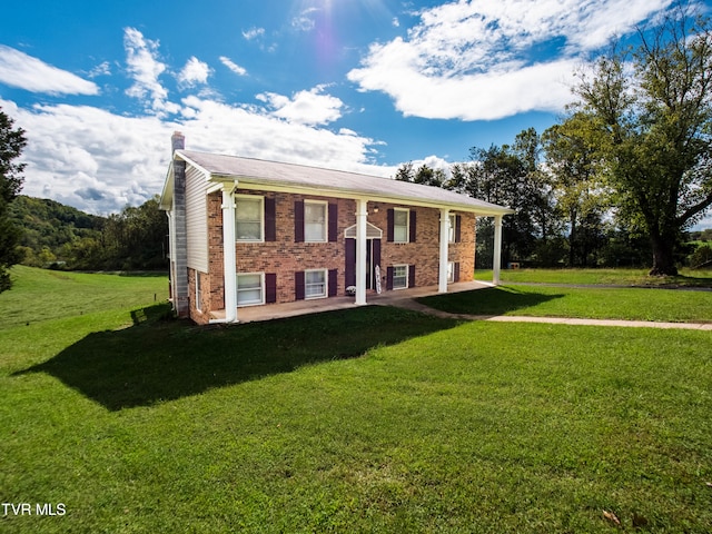 bi-level home featuring a front yard