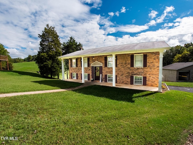 split foyer home featuring a front lawn