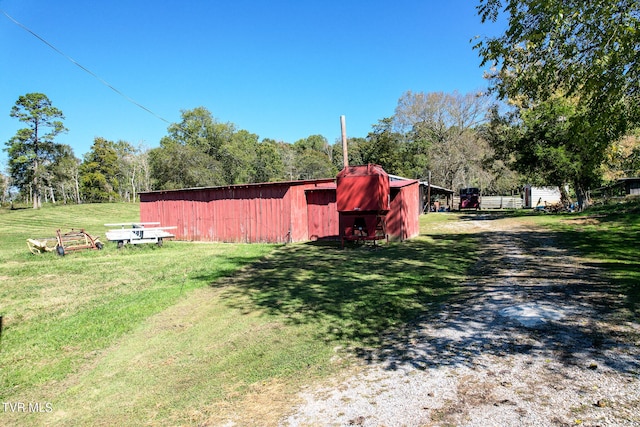 view of yard with an outbuilding