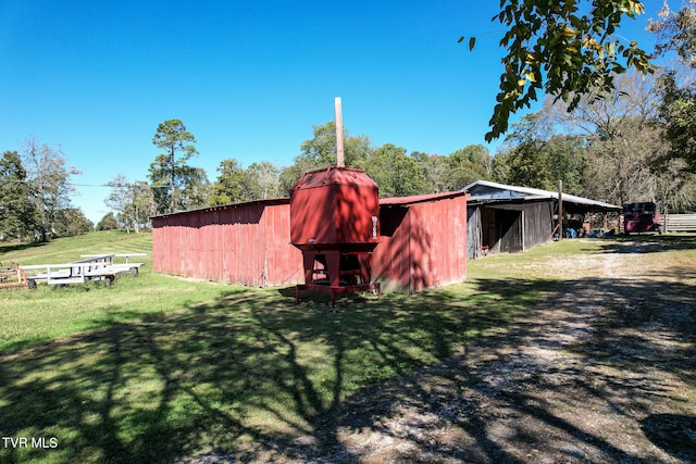 view of outdoor structure with a yard