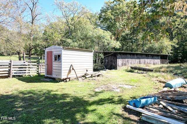 view of yard featuring a storage unit