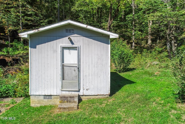 view of outbuilding with a yard