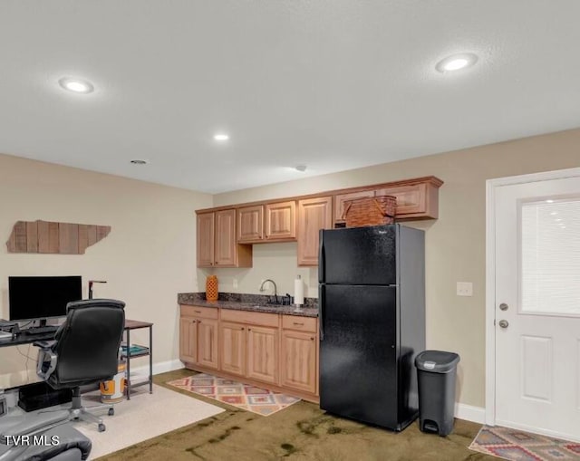 kitchen with freestanding refrigerator, a sink, baseboards, and recessed lighting