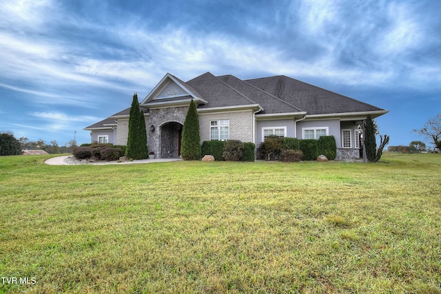 ranch-style home featuring a front lawn