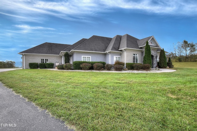 view of front of property featuring a front lawn