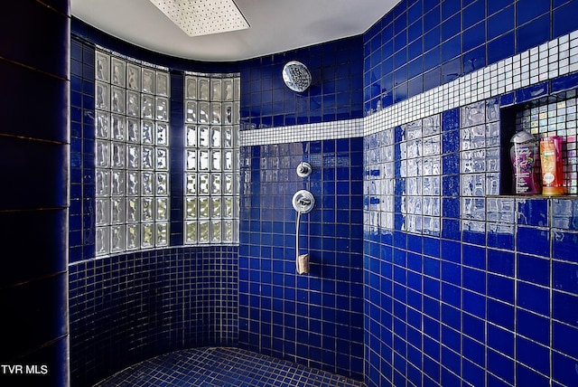 bathroom featuring a tile shower