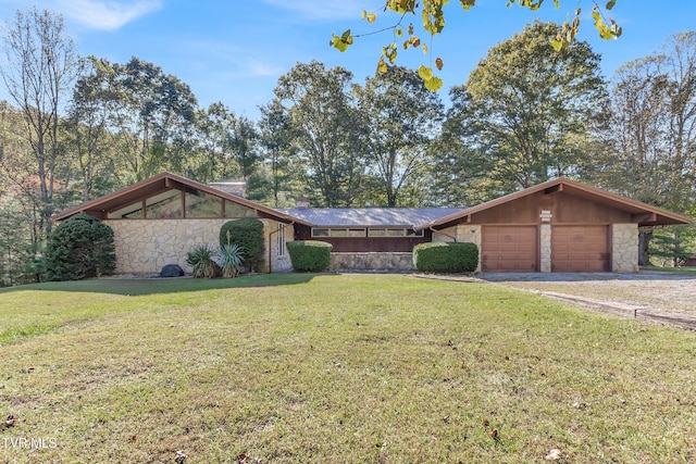 ranch-style home featuring a front lawn and a garage