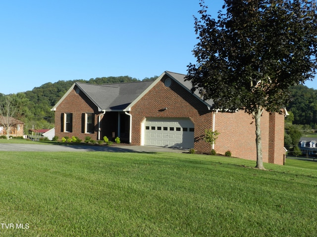 view of front of property featuring a front lawn and a garage