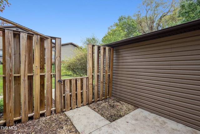 506 Pilgrim Ct Unit B, Johnson City, TN 37601 - view of outbuilding with a gate