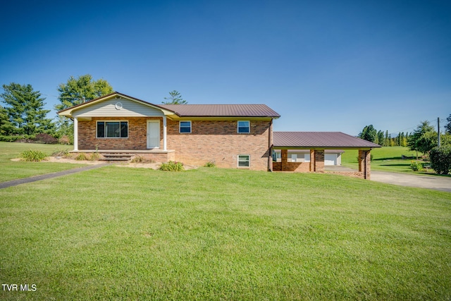 view of front of house featuring a front lawn