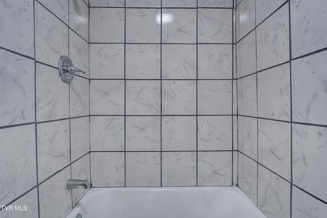 bathroom featuring tiled shower / bath