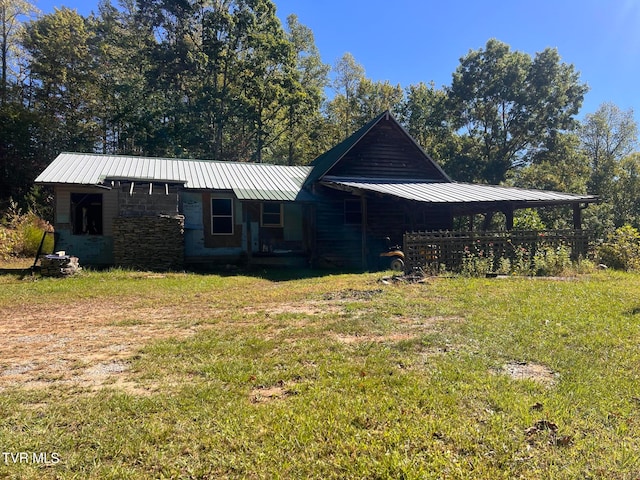 single story home featuring a front lawn