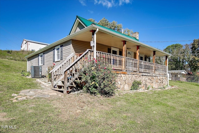 view of front of home featuring central AC unit and a front yard