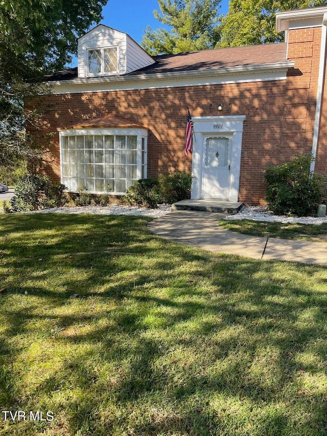 view of front of house featuring a front lawn