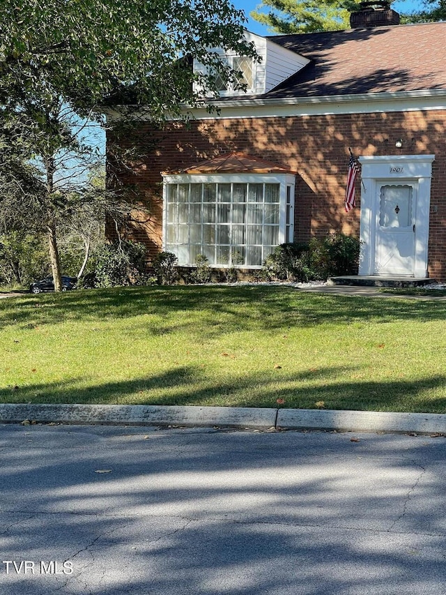 view of side of property featuring a yard