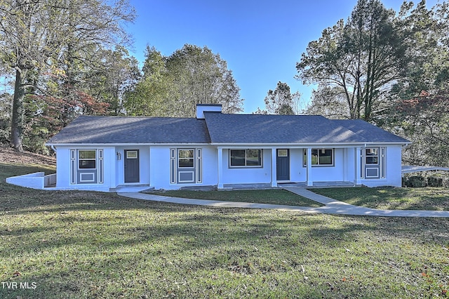 single story home featuring a front lawn